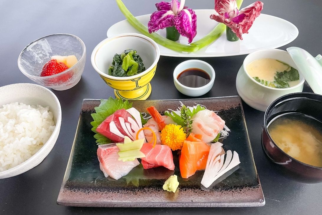 華やかな花を飾った刺身の盛り合わせと茶碗蒸しのセット