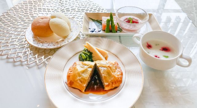 パイ包みとパンと冷製スープのセット