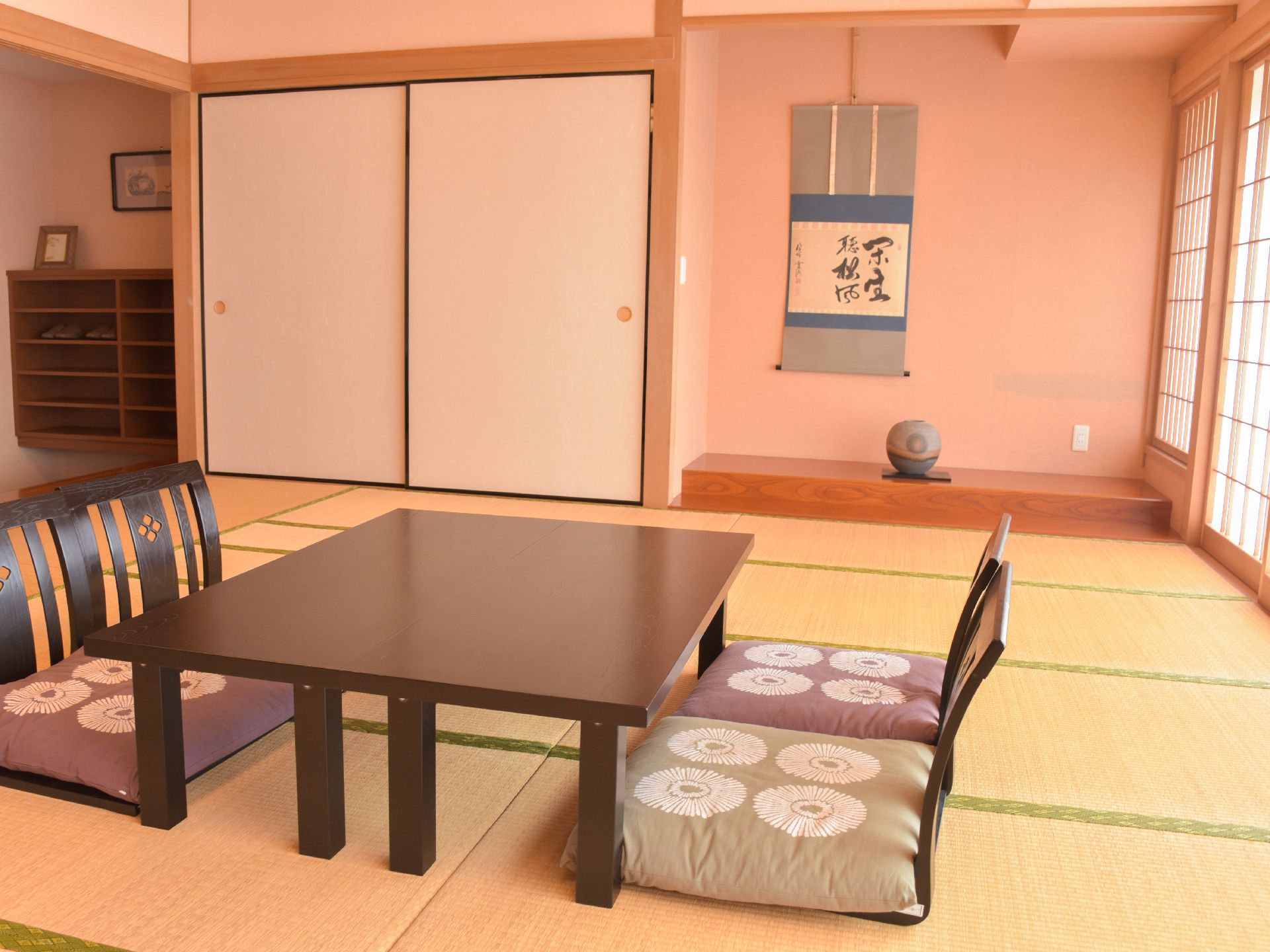 高級温泉旅館のにあるような、落ち着いた雰囲気の部屋である。襖の付いた収納スペースや、床の間、障子などが設置されている。
