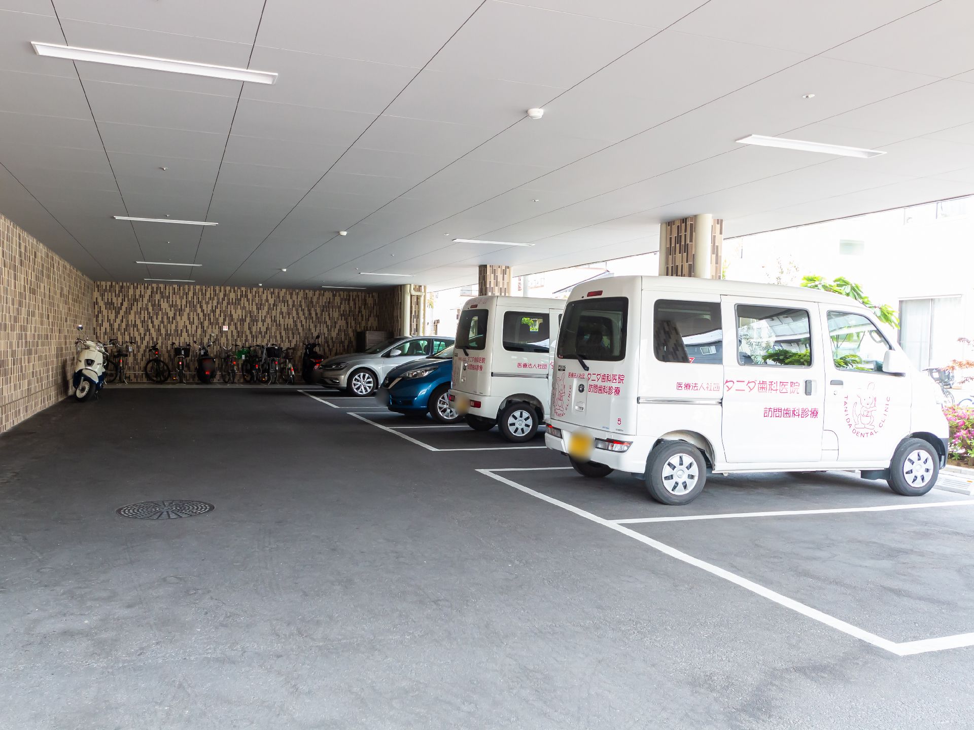 遠方からでも簡単にアクセスすることができる駐車場