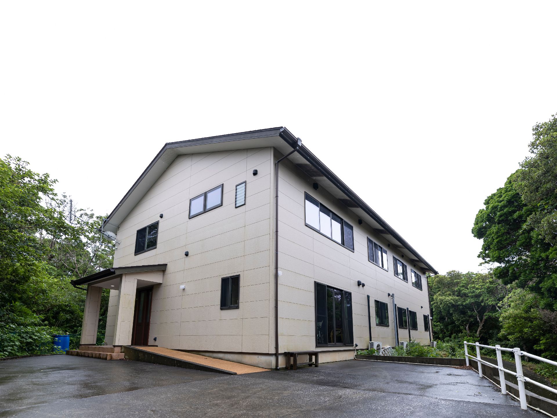 白を基調とした介護施設の玄関