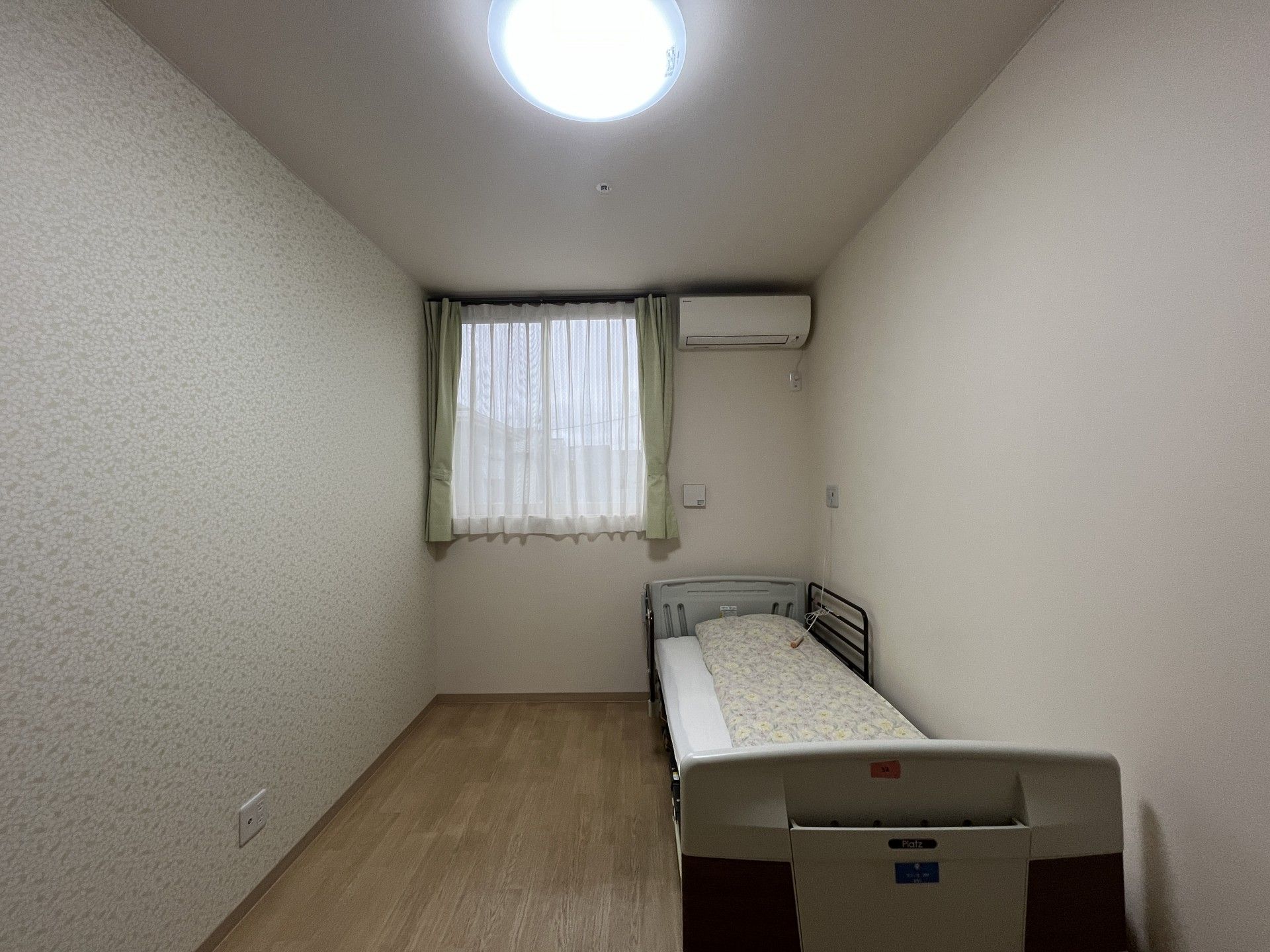 シンプルな個室の様子