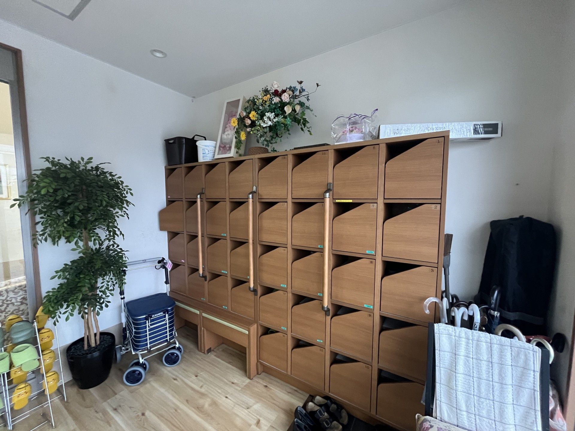 傘立てと収納棚のある一角