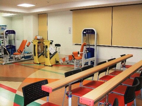 自動販売機とさまざまなリハビリ機器が設置されたリハビリ室