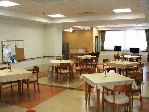 食堂にはみんなで一緒に食事がとれるようにテーブルと椅子が並べられている。その日の献立などがみられる掲示板も用意。