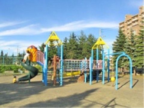 施設のそばに公園がある。天気のよい温かい日には、リハビリやリフレッシュを兼ねて散歩やひなたぼっこができる。