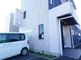 施設外観と駐車場の様子