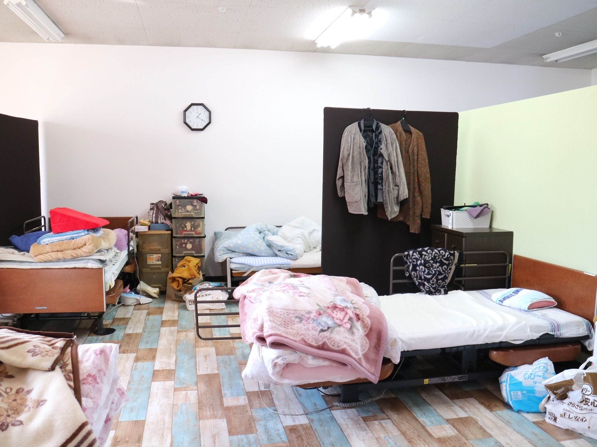介護用ベッドが、数台設置されている数人用の居室の様子である。暮らしやすいようそれぞれに整えられている。