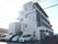 施設周囲の2箇所に駐車場を完備した4階建ての施設である。静かな環境に立地し、各階にベランダが設けられている。
