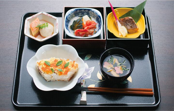 ちらし寿司と焼き魚、野菜の煮物や吸い物のセット