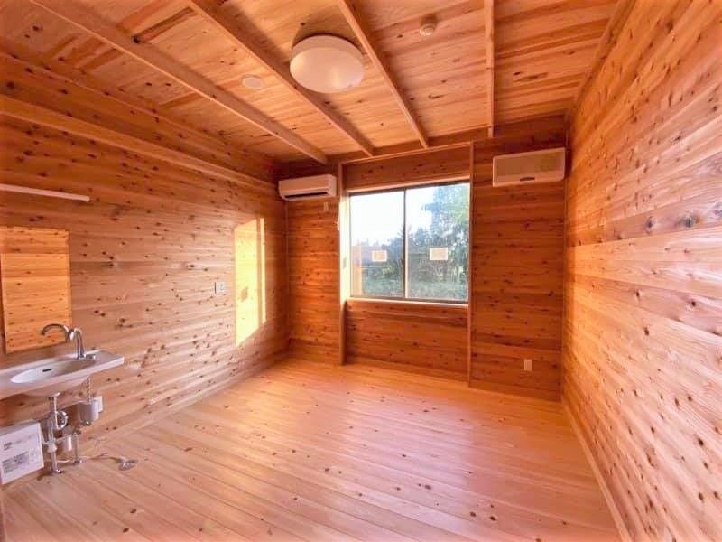 エアコン付きの居室は部屋全体に木材を使用しており、洗面所もある。