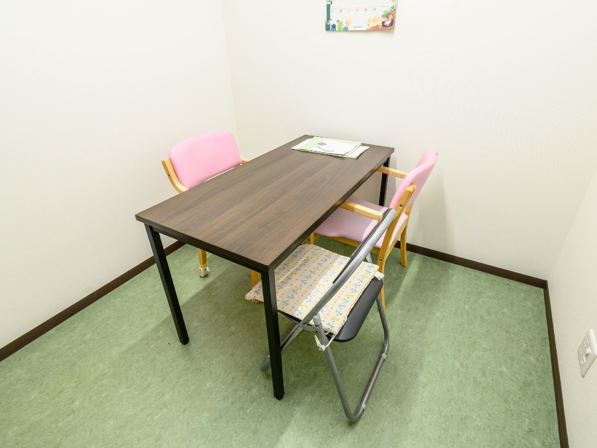 テーブルを囲んで椅子が置かれている共有スペース