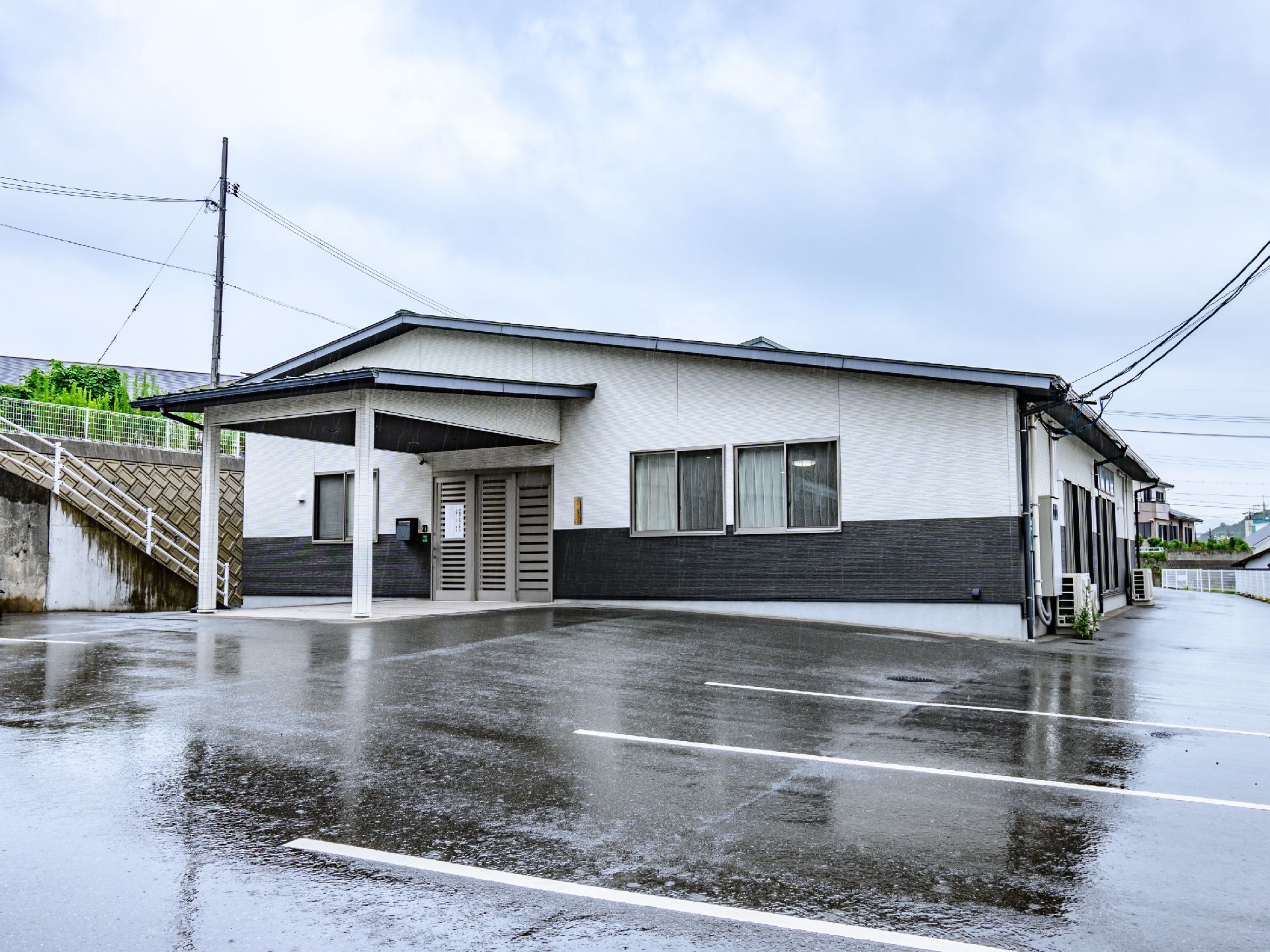 車椅子の人でも楽に移動できるように段差を排除した介護施設の外観