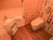 ゆとりあるスペースが確保されたトイレである。便器の両側に手すりが設置されており、立ち上がる際に掴まることが可能。