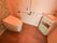 温水洗浄便座が採用された広いトイレになっている。壁に手すりがあり、掴まりながら使用することができる。