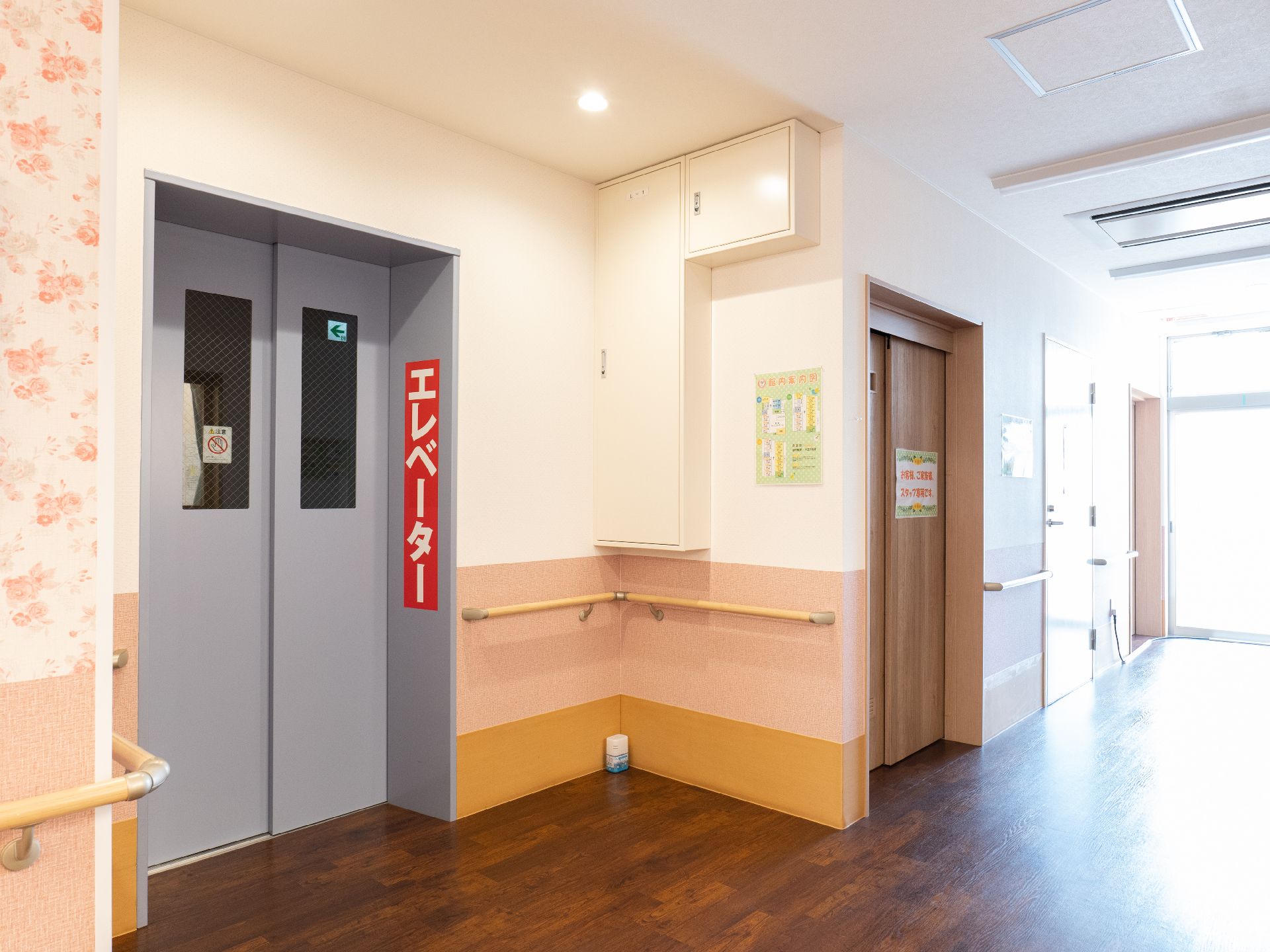 エレベーター前まで手すりが設置されている廊下