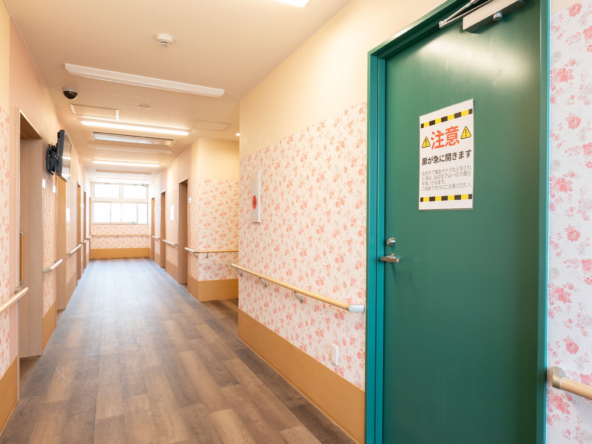 目立つよう設置された緑色の避難口