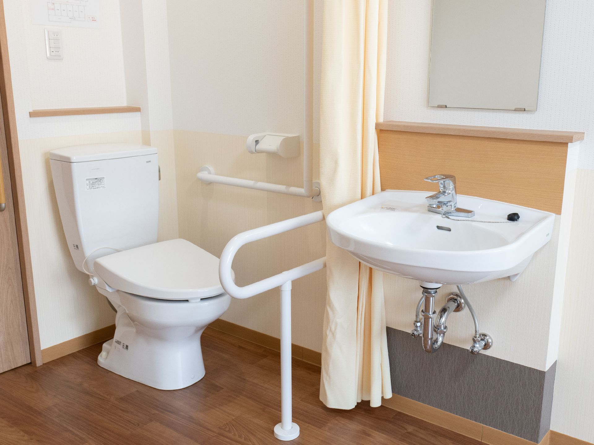 居室内に設置されているトイレと洗面台