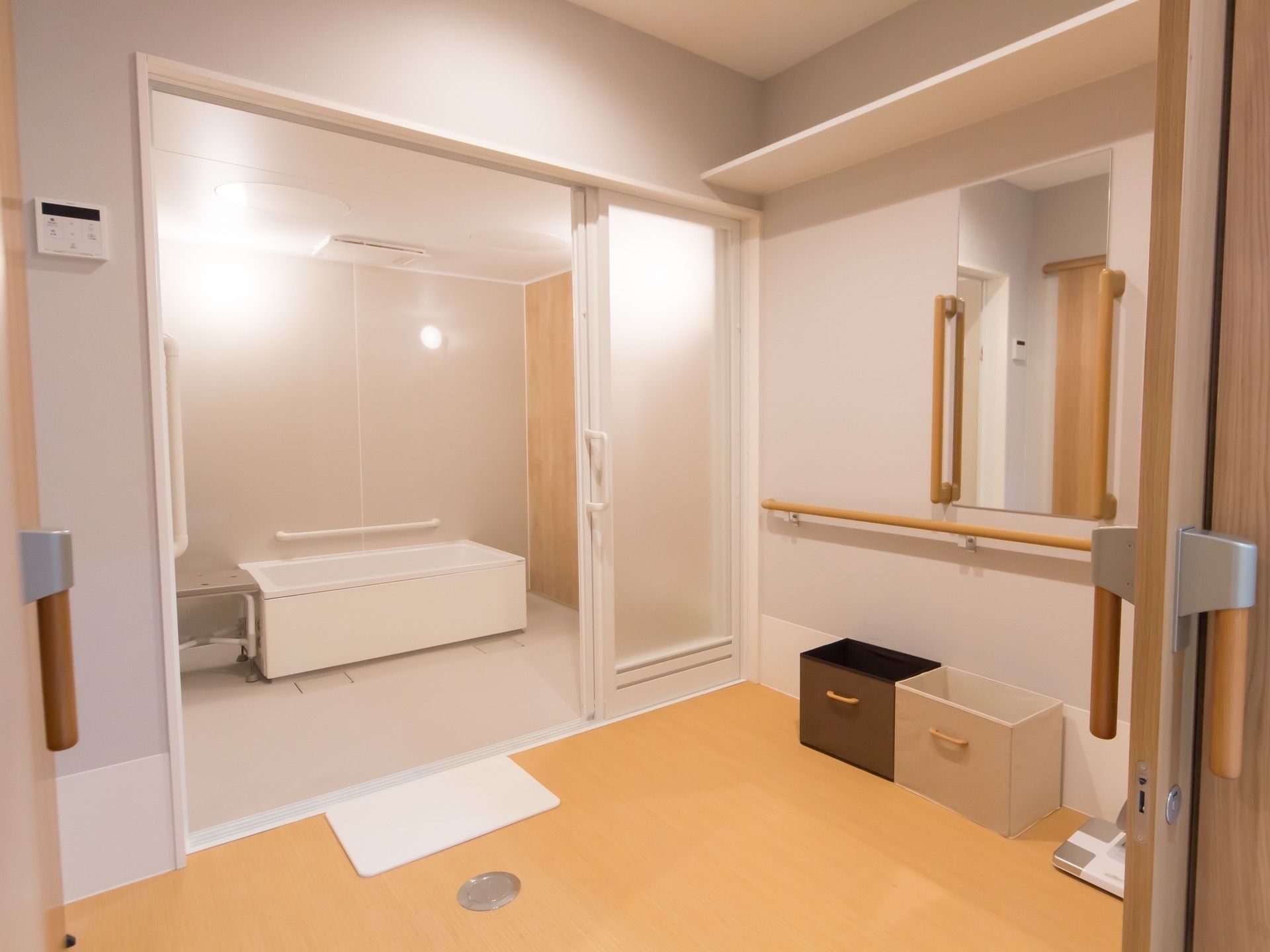 共同浴室には広い脱衣場がある。浴室とのドアは、介助が必要な際に間口を広く取ることができる。着替えやすいよう鏡の周囲に手すりが設置してある。