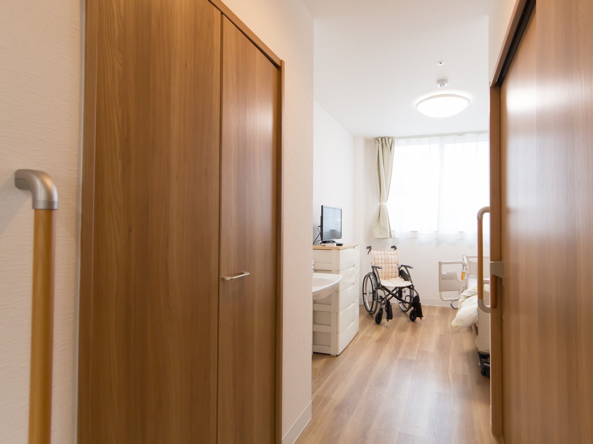 居室入口を入ると右にトイレ、左にクローゼットがあり、奥が部屋になっている。建具は濃い茶色の木調である。