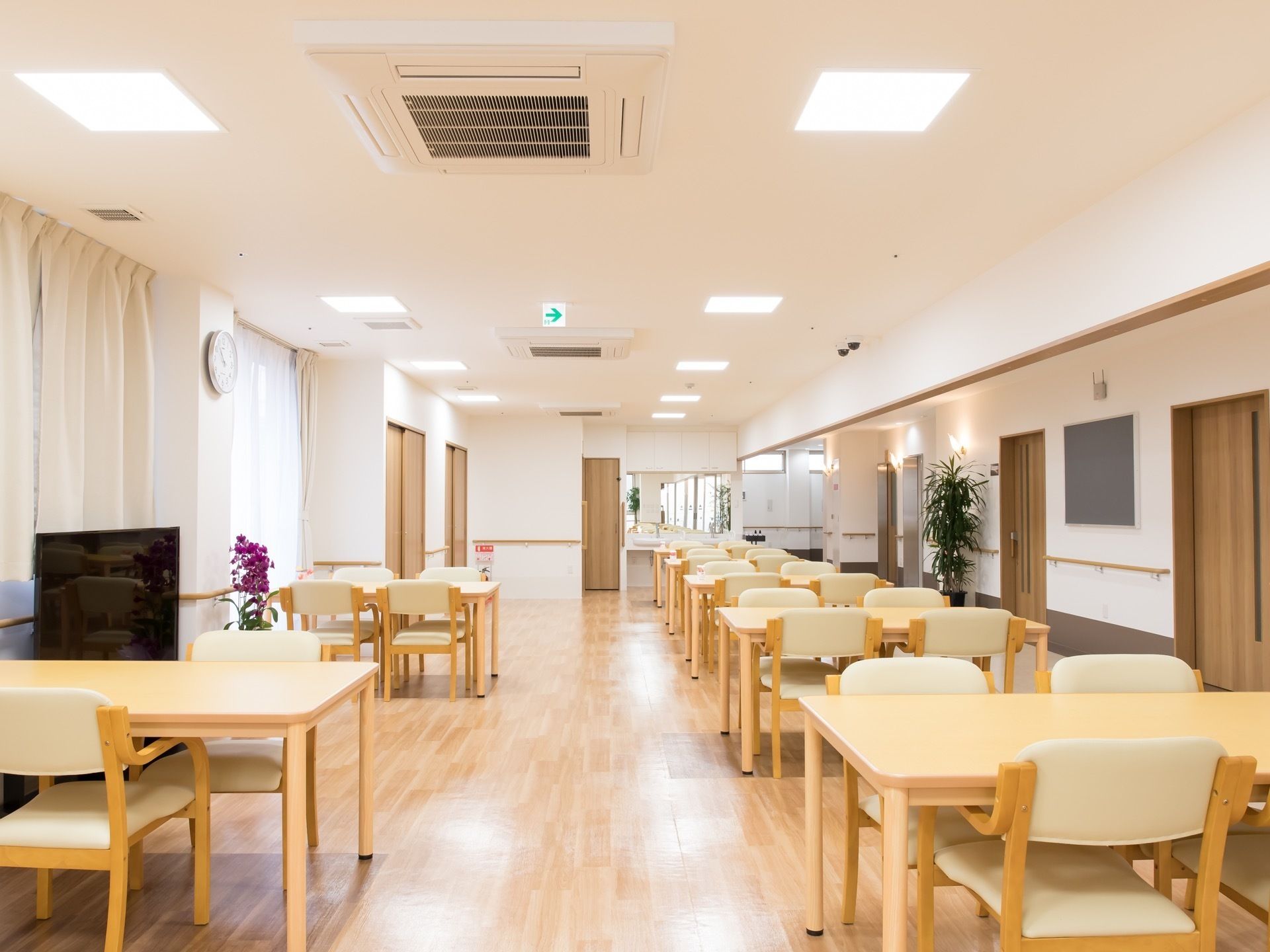 １階通路の左側が食堂、右に事務所などが並んでいる。奥に進むとエレベータホールや厨房、浴室などがある。