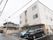 建物正面に駐車場があり、スロープに近い１区画は車椅子ご利用の方優先となっている。周囲は住宅街である。