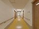 明るく広々とした廊下