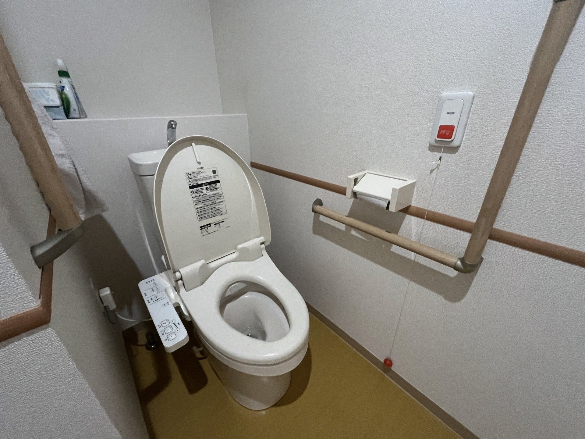 手すり付きのトイレ