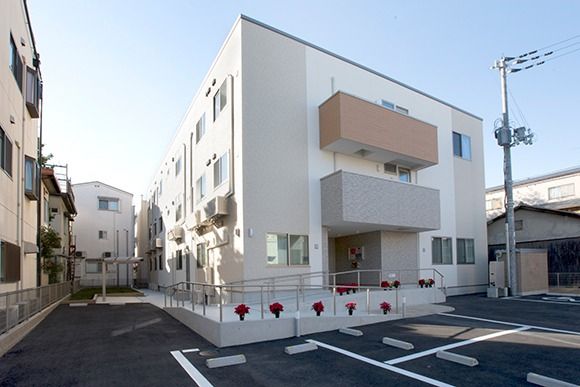 白い建物の外観