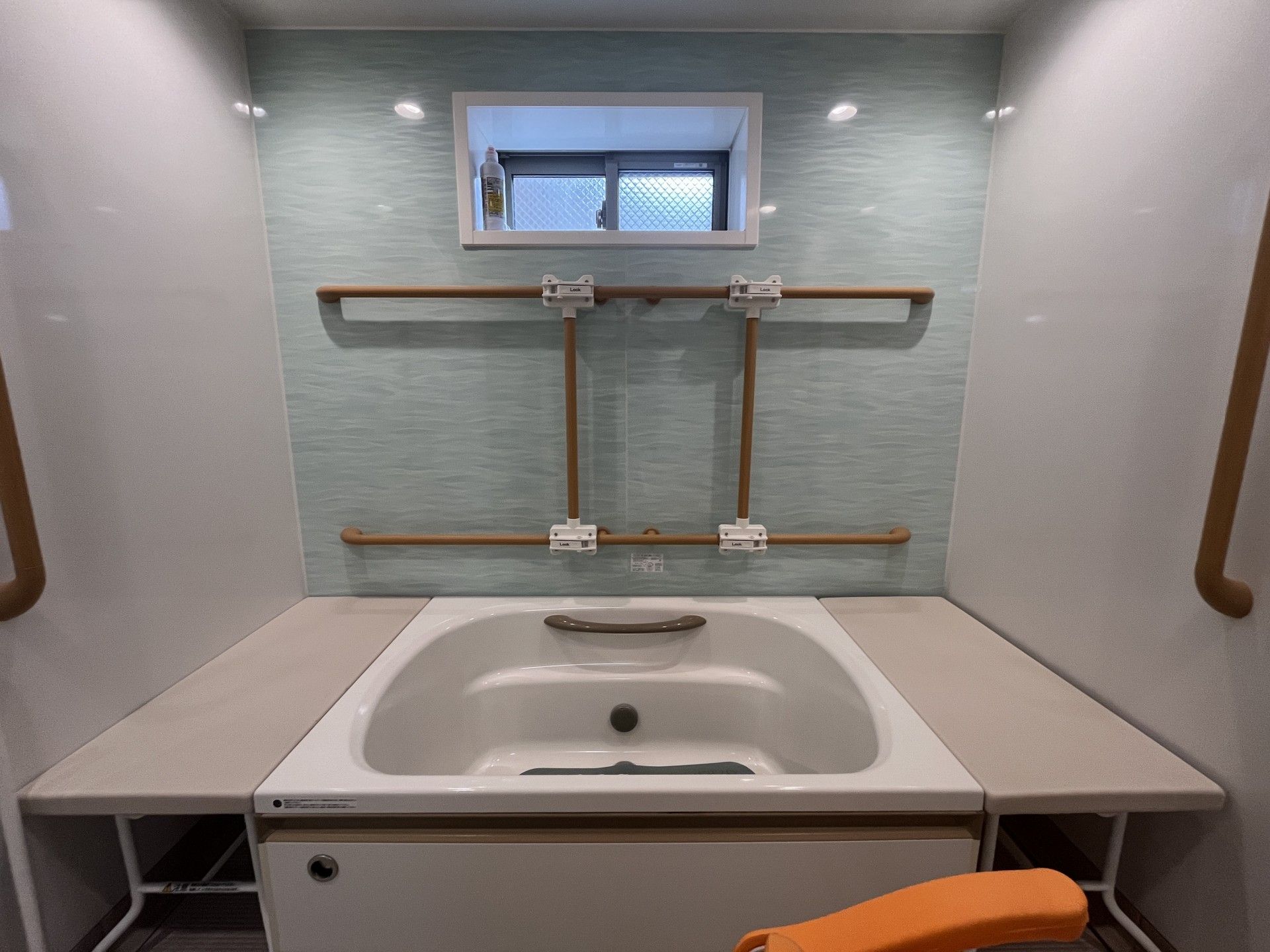 手すり付きの浴槽