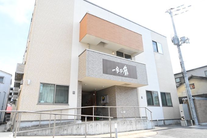 白い建物の外観
