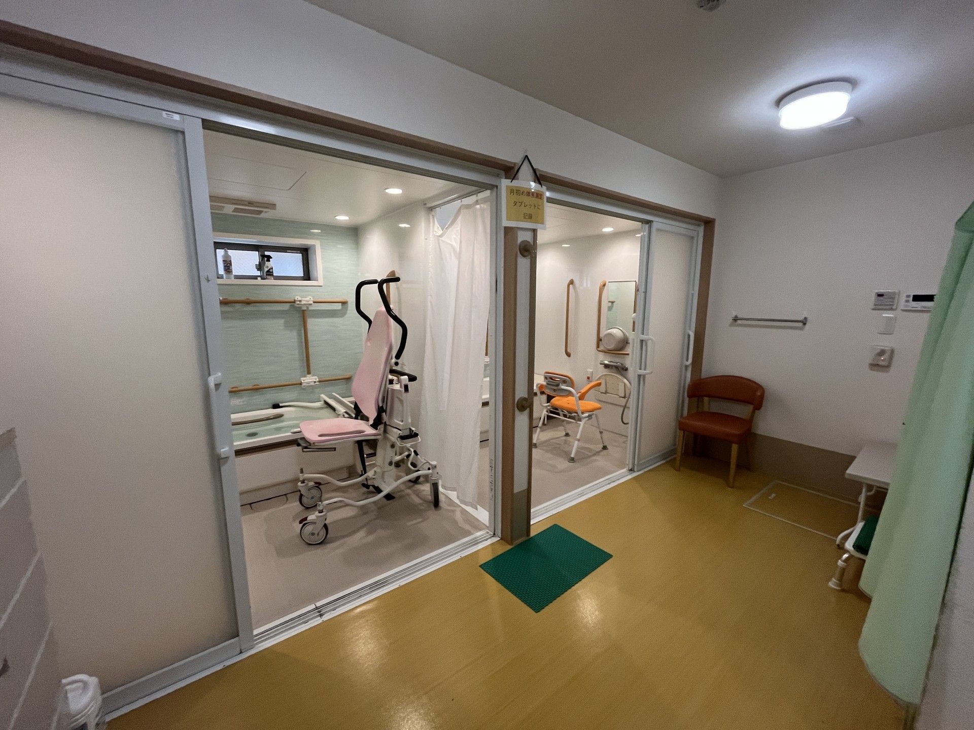 清潔な浴室と脱衣所