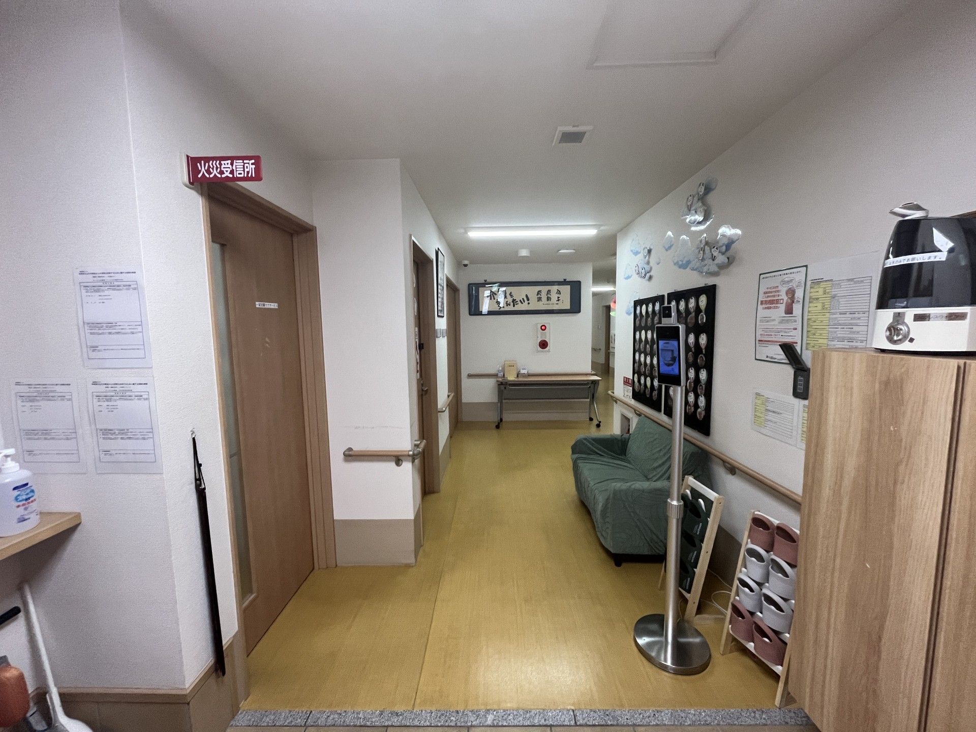 廊下とソファのある空間