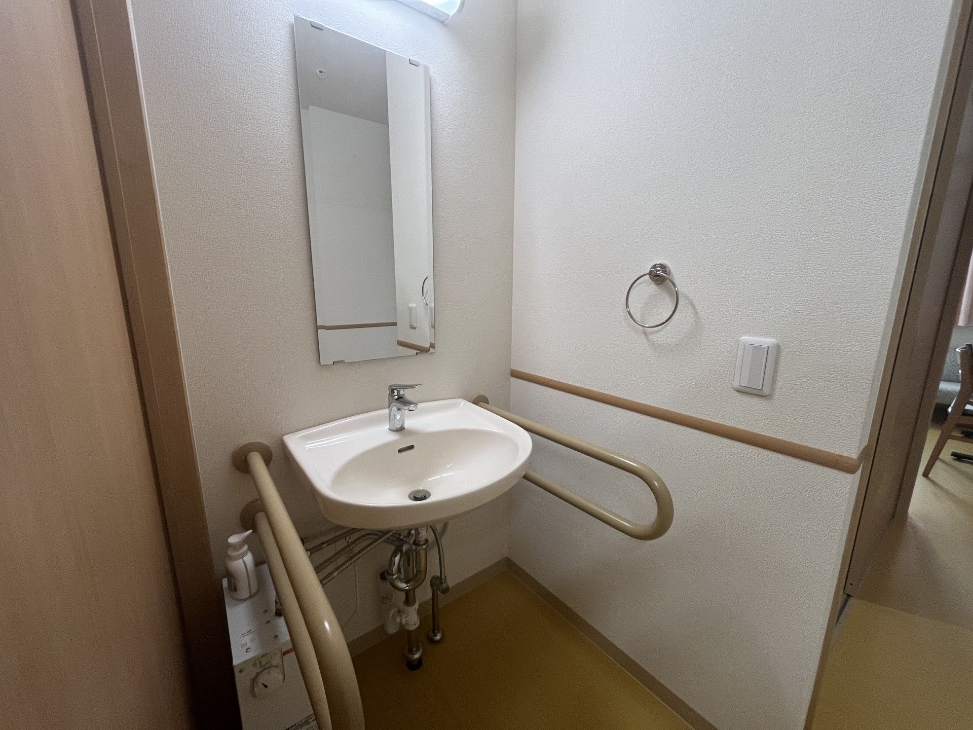 手すり付き洗面台