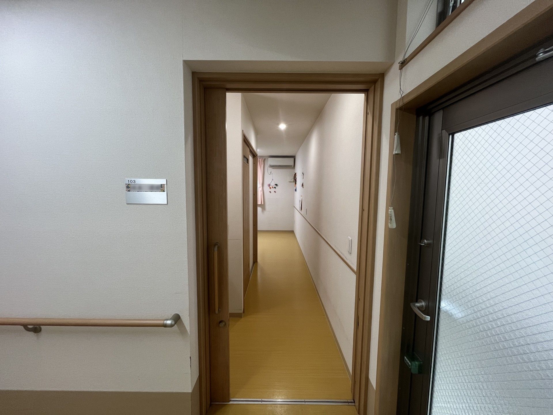 手すり付きの廊下