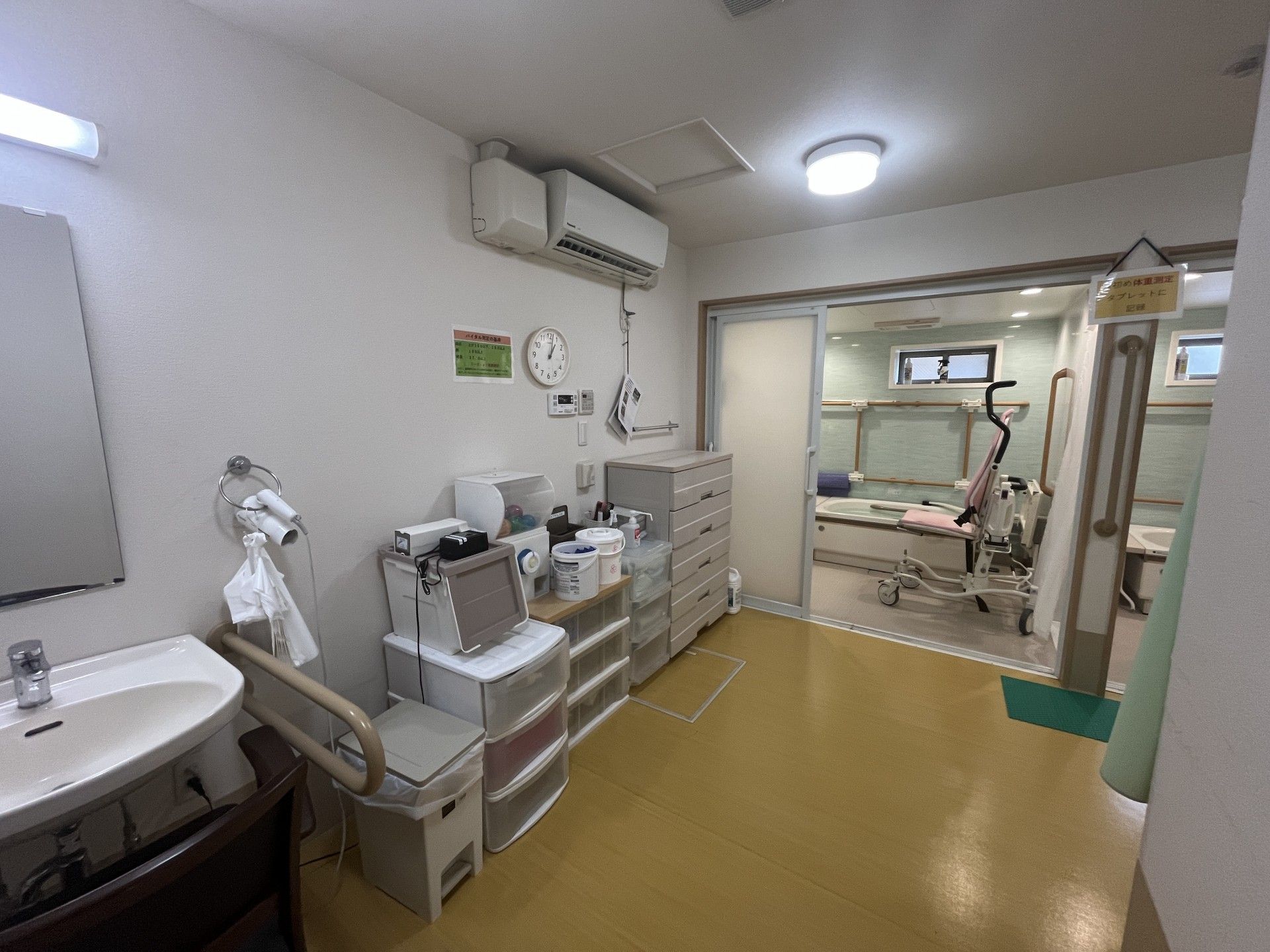 清潔な洗面所と浴室