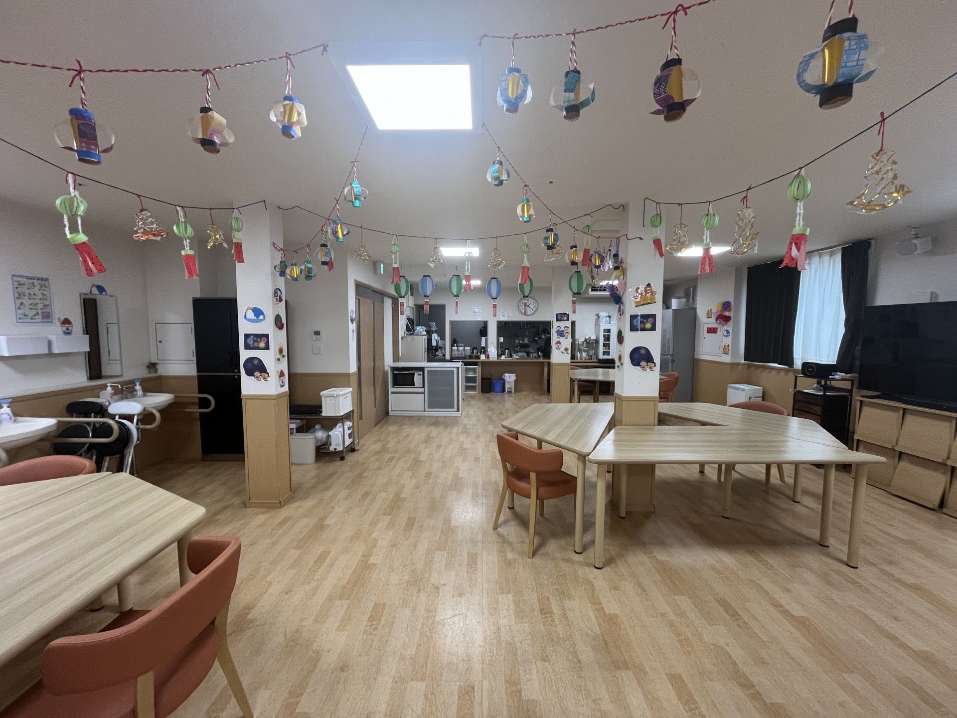 飾りが吊るされた広間