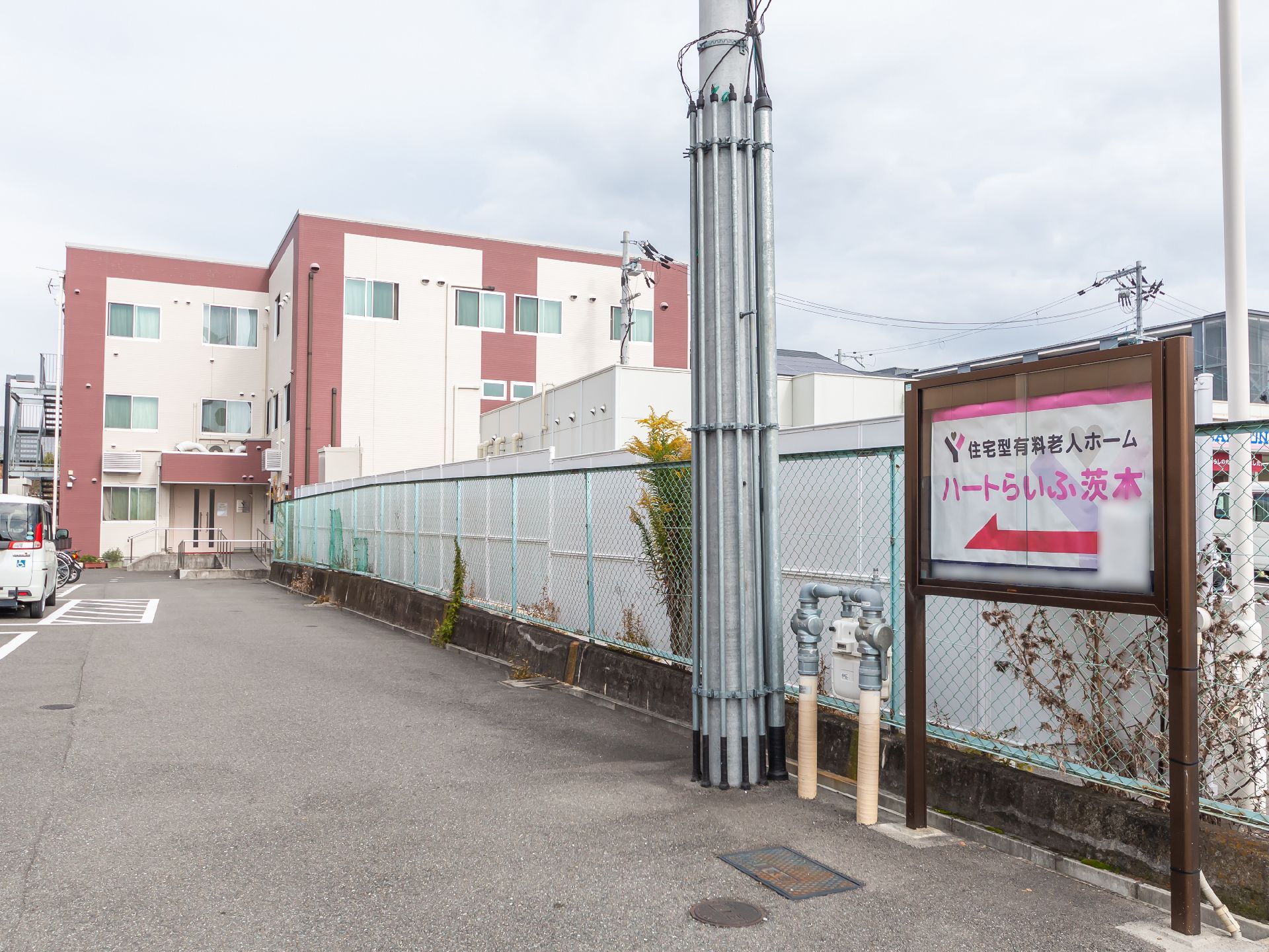 車いすの女性に寄り添うスタッフと穏やかな表情の高齢者の様子。やわらかい表情を見せている写真