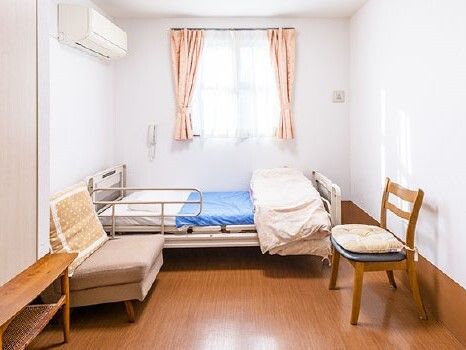 介護ベッドや椅子などの家具を置いてもゆとりのある居室