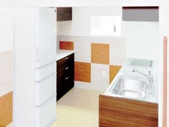 IHヒーターがついたキッチンには大きな冷蔵庫や棚がついている