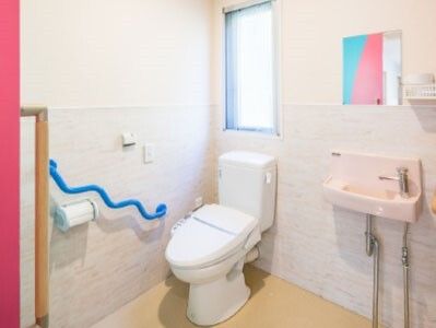 トイレのそばには目立つ色の手すりが付いている