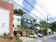緑豊かな立地の建物