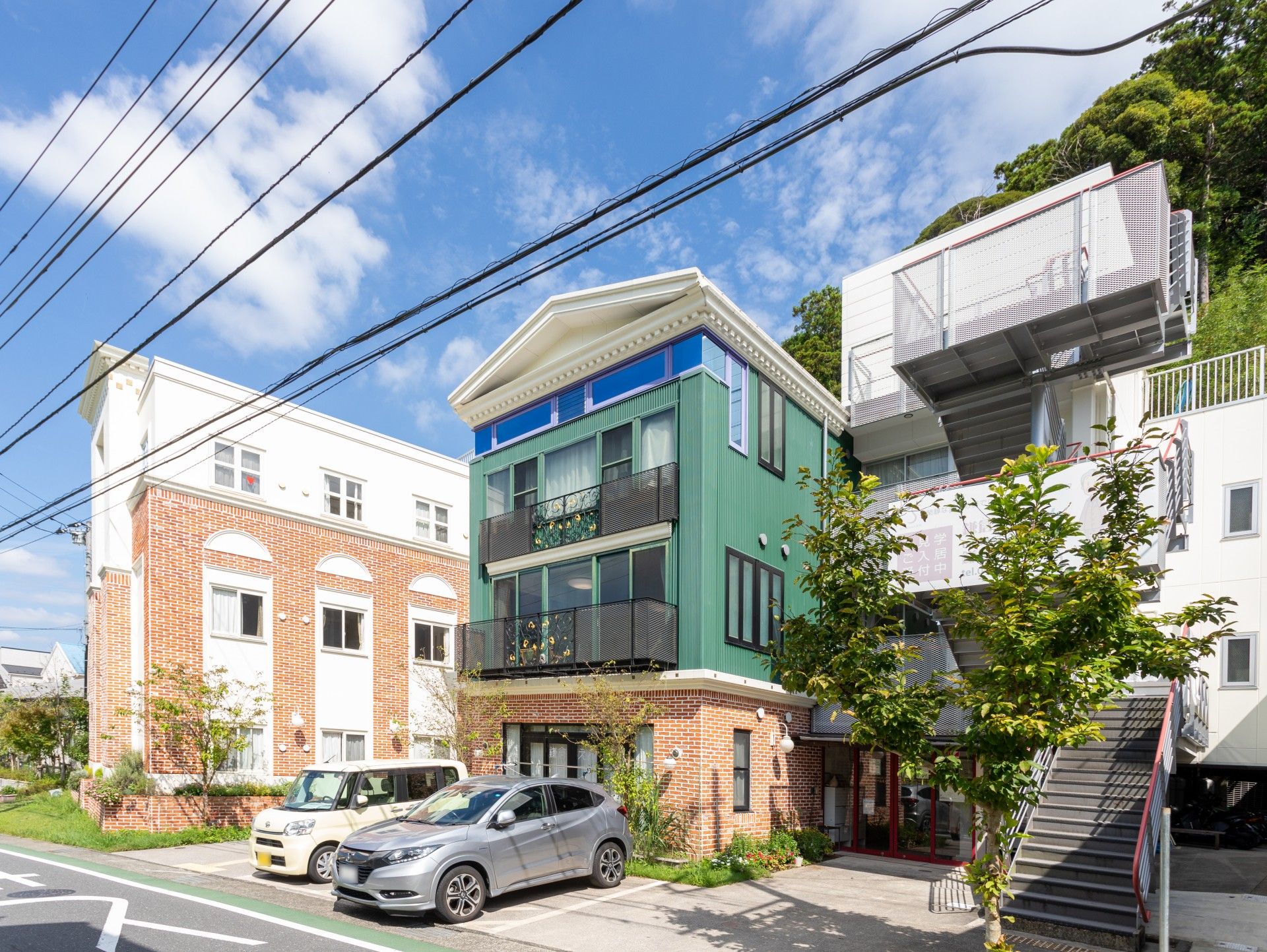 明るく広々とした建物外観