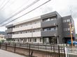 2色の色合いを持つ見た目で、遠くからでも施設の場所がわかる外観