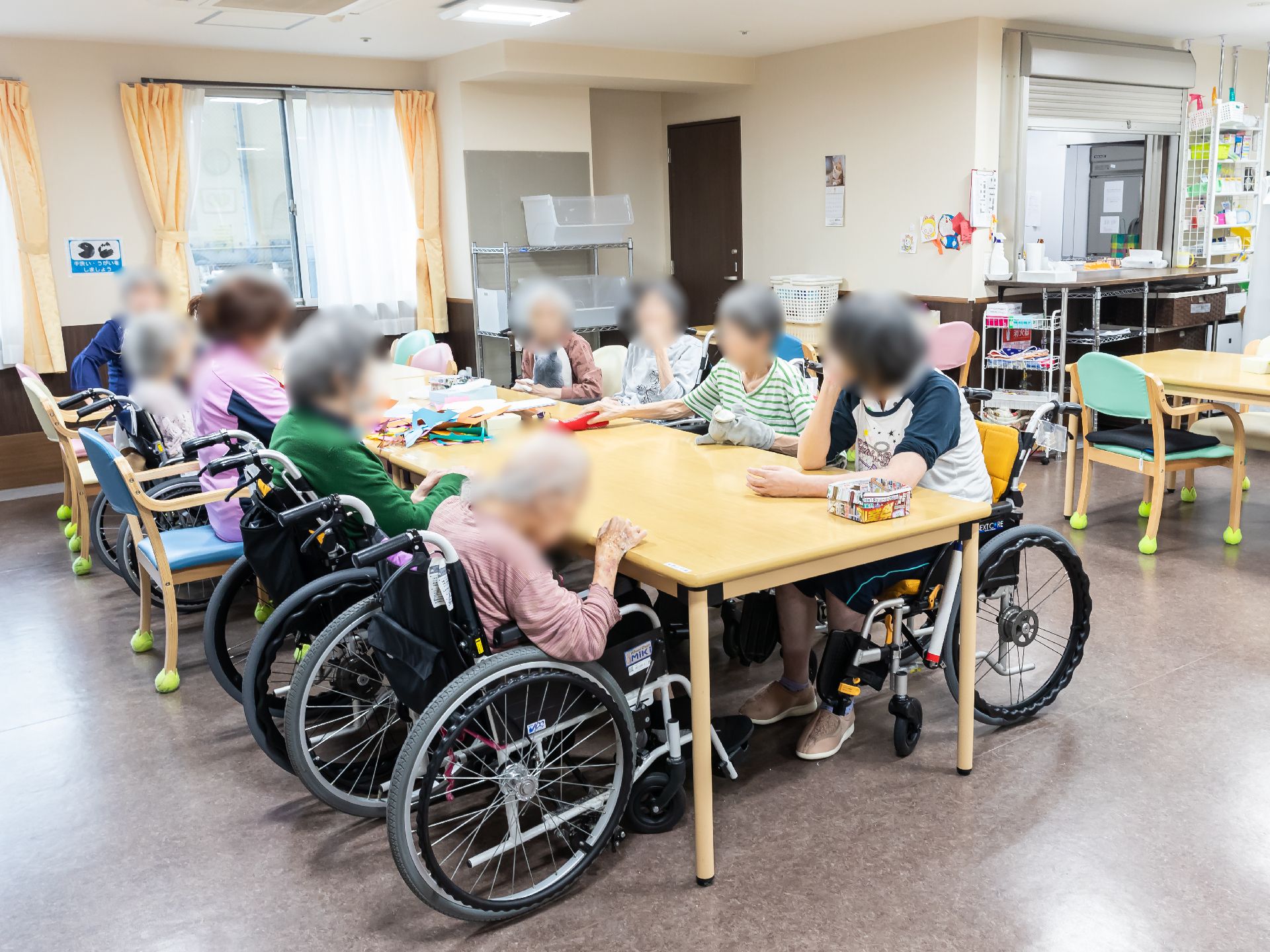 テーブルと椅子が置かれ、広いスペースが確保されている共有スペース