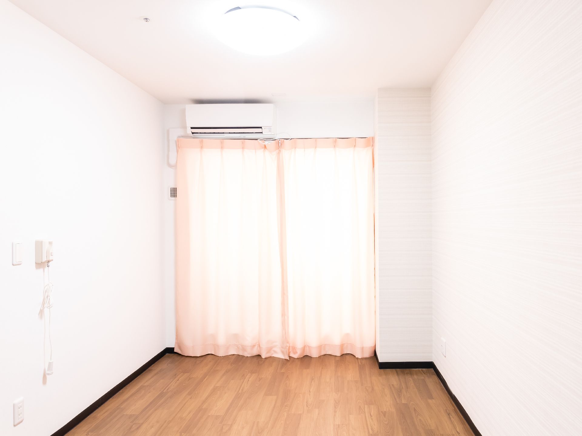 窓から日差しが入り、介護ベッドや家具を置く場所を十分に確保できる居室