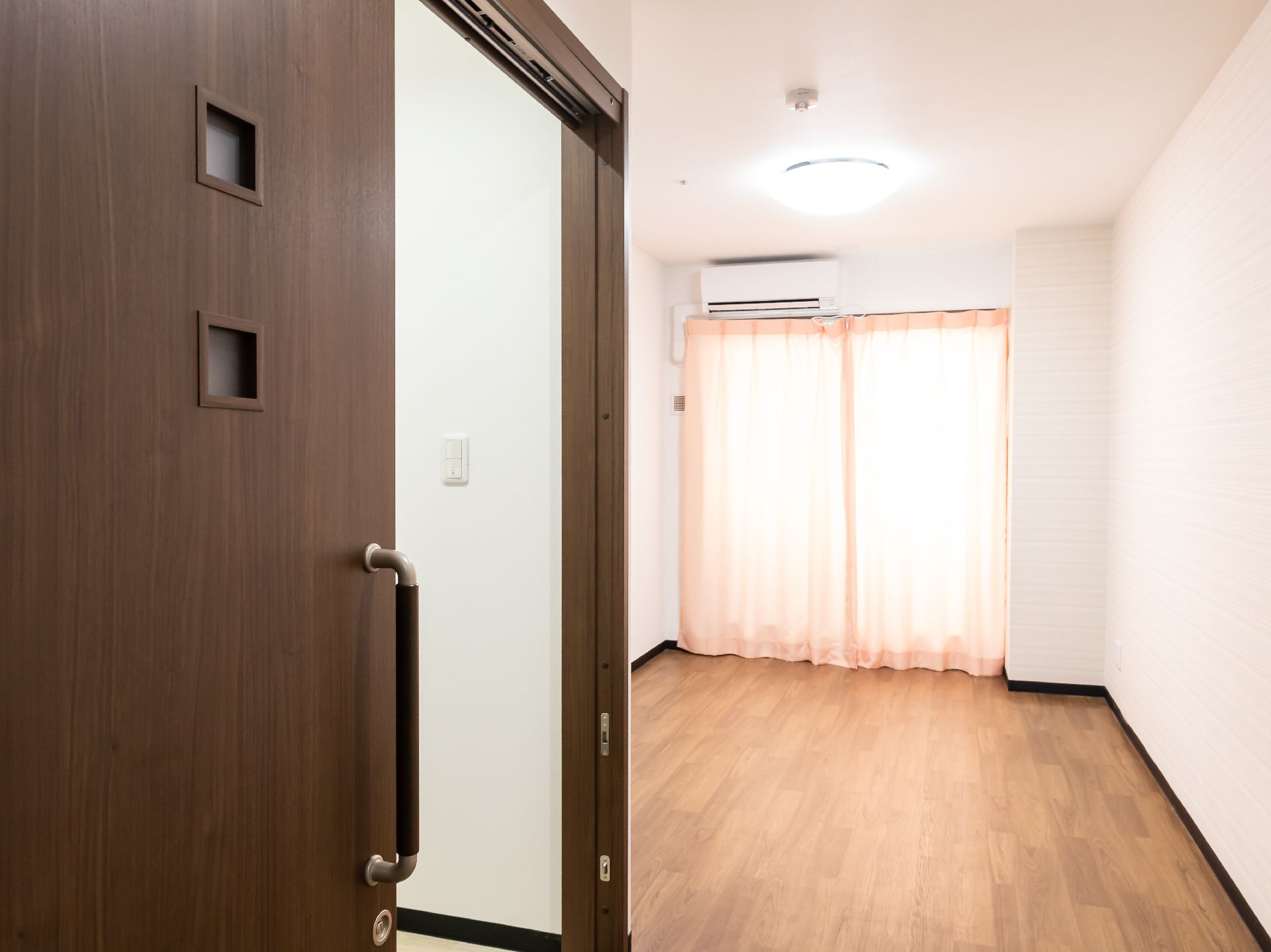 窓から多くの日差しが入り、家具を多く置くことのできる居室