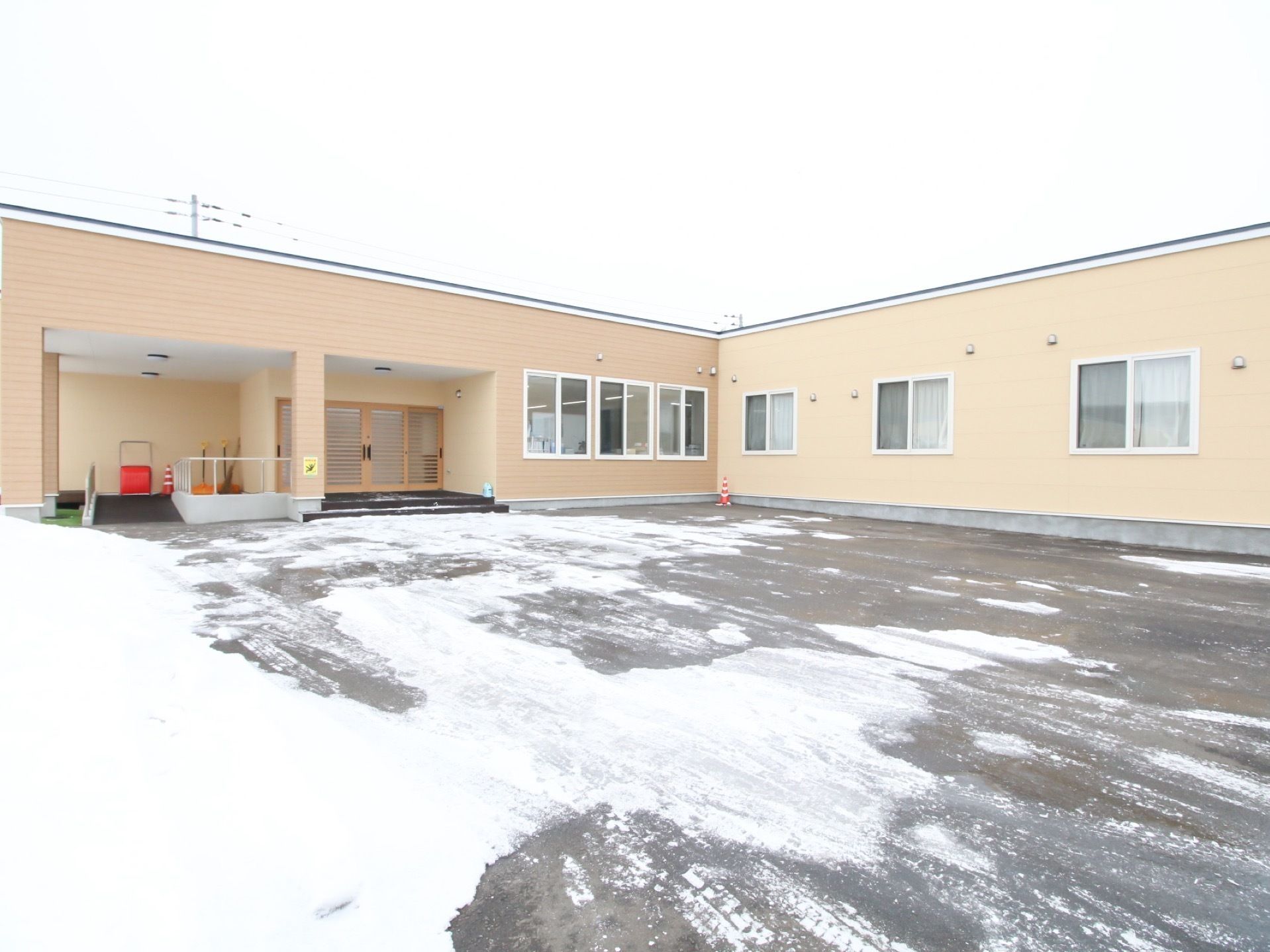 建物本体は１階建て構造になっている。広い敷地を備えており、雪の降る季節は除雪作業で玄関前のスペースを確保している。