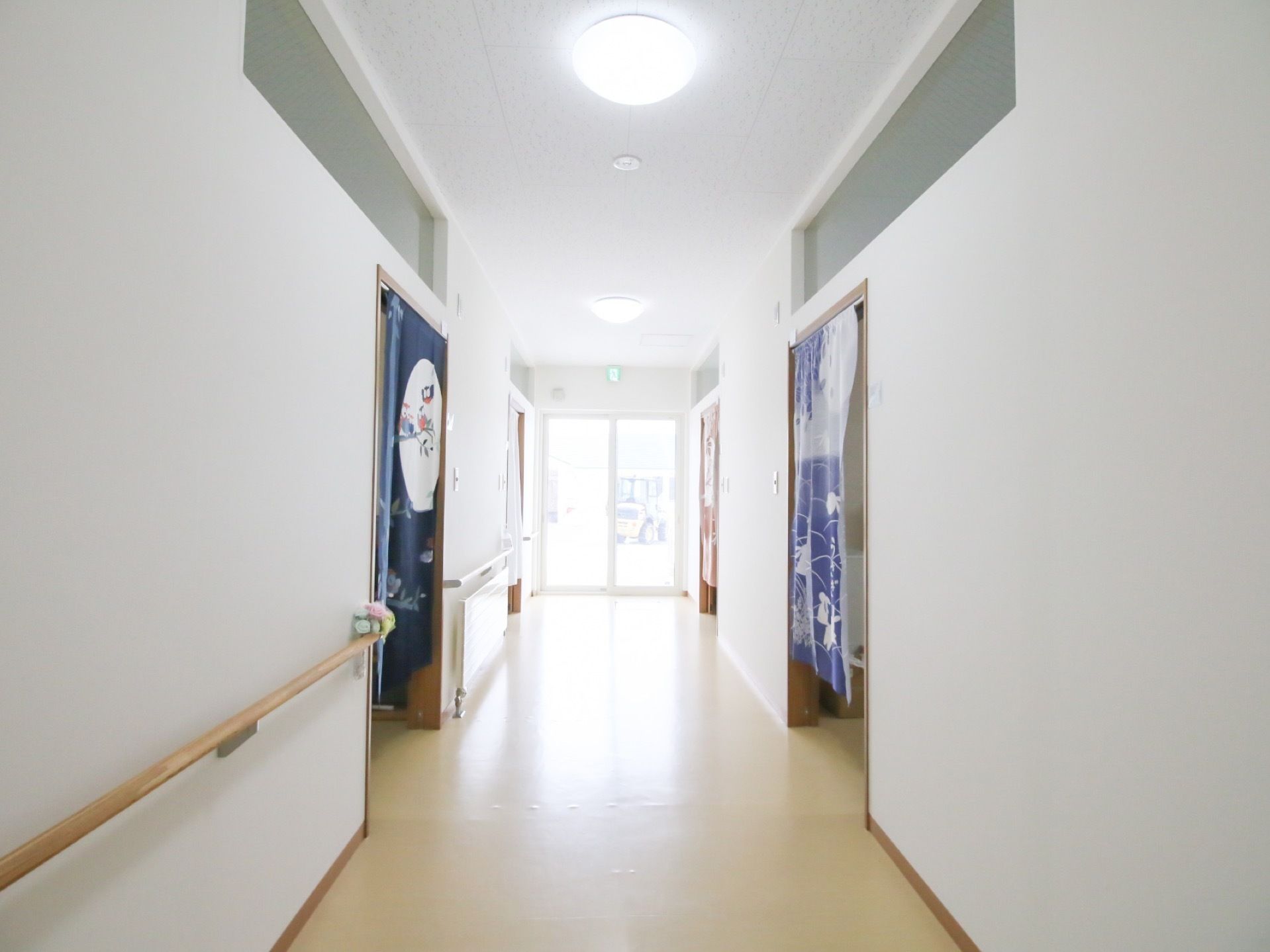 施設廊下にはそれぞれの入り口にのれんがかかっており、扉の開け閉めなく移動ができる