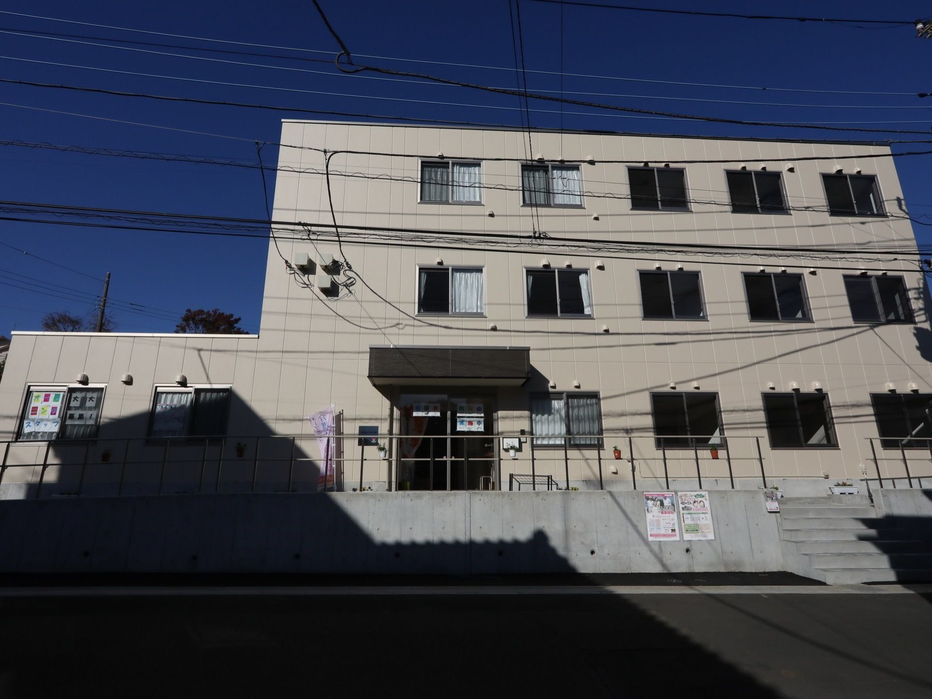 ３階建てのマンションを思わせるようなおしゃれな建物である。エントランス周辺には手すりが完備されている。